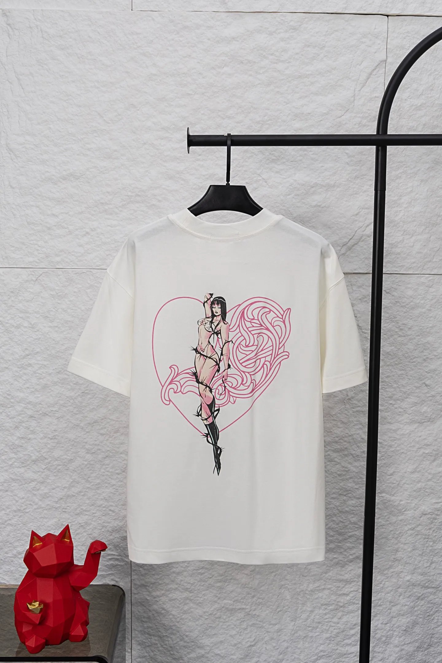 P210 model number/F040 Chrome Hearts double-sided logo jacquard round neck half-sleeved T-shirt. Pink cross Sanskrit letters "Deadly Doll" pattern logo on the front. Customized fabric. Double-sided digital direct printing. Weight 280g. Loose fit. A piece that Chrome Hearts loves very much. Very suitable for summer color matching. Same style for men and women. Fabric: 280g. Version: OS version. Color: white.